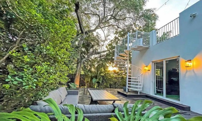 El Portal Villa | Miami Treehouse Villa