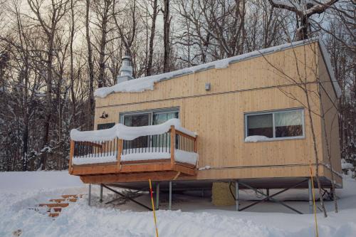 Notre-Dame-Auxiliatrice-de-Buckland Ski Chalet | Micro-Cabine int the Mountains - Solstice 3