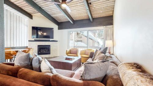 Mammoth Lakes House | Mid Century Modern Cabin #212 - Walk to Village