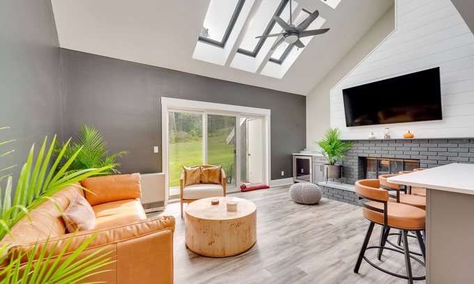 Plymouth Condo | Mid-Century Tenney Mountain Condo Near Hiking
