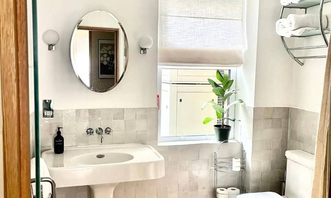 Farringdon Apartment | Midcentury apartment in the heart of London