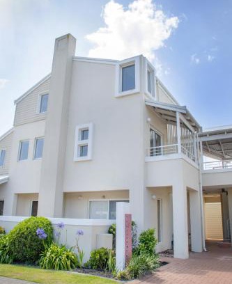 Middleton Beach House | Midd's on the Beach - luxury beach front apartment