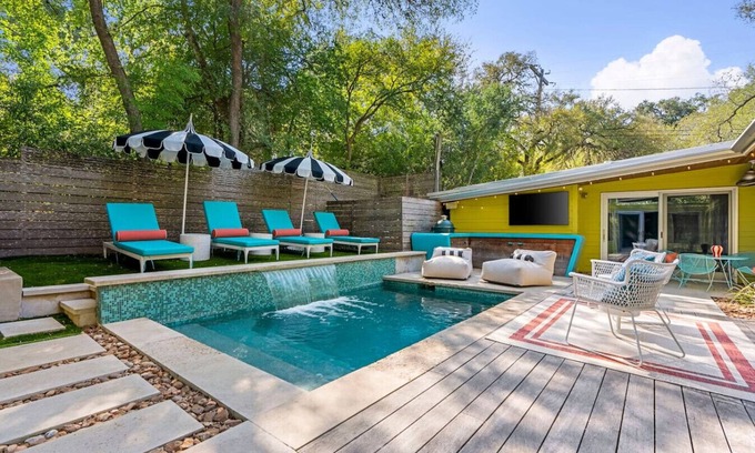 Zilker House | MidMod Bungalow 5BR Heated Pool