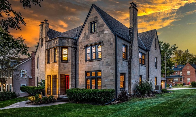 Dundee-Happy Hollow Historic District House | Midtown Dundee Castle across the street from Warren Buffett!