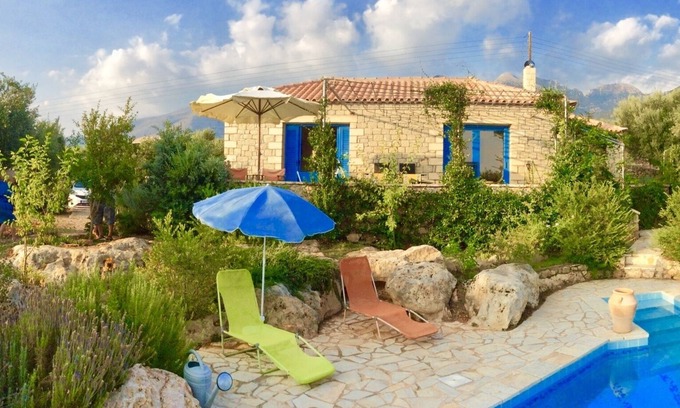 Kardamyli Villa | Mikros Pyrgos: All-season Getaway, Private Pool, Fabulous Sea & Mountain Views