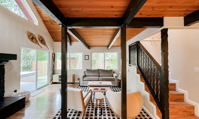 Baring House | Miley's Mountain House- 25 min from Stevens Pass, creek side firepit, hot tub