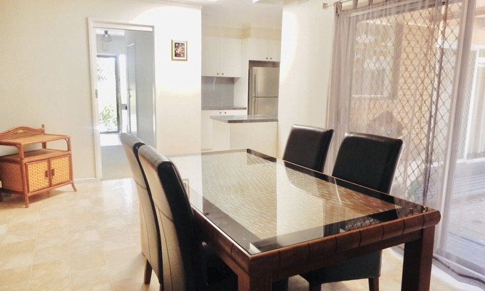 Scoresby House | Millie’s cottage Cheerful 4 bedroom house near glen waverley