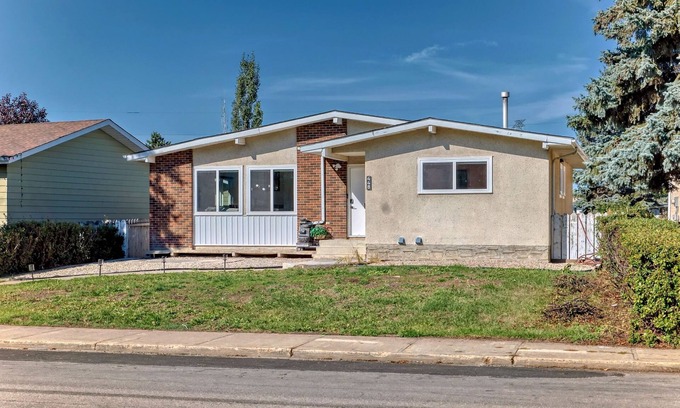 Southeast Edmonton House | Millwoods | Sleeps 8 | Newly Renovated | AC | Near South Edmonton Common