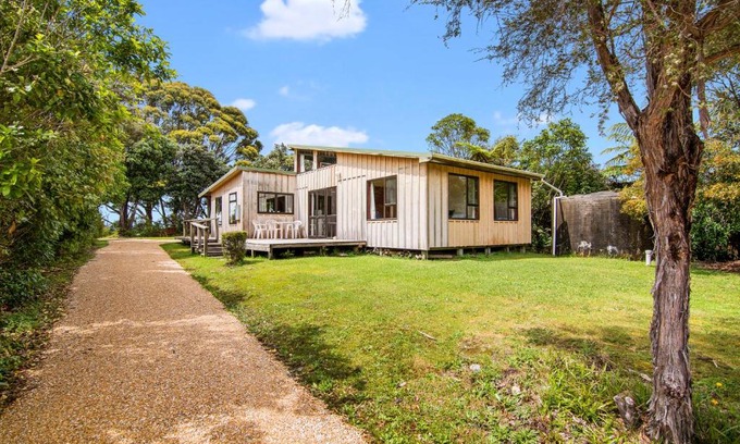 Parapara House | Milnthorpe Cottage - Golden Bay Holiday Home