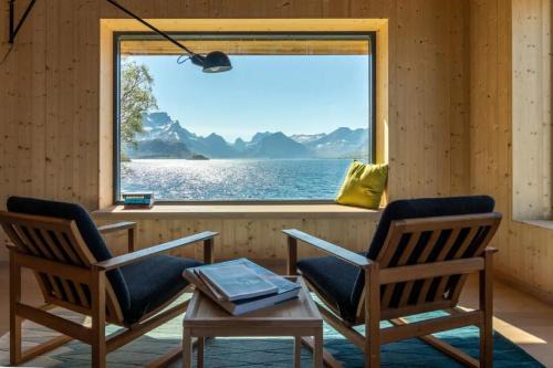 Flakstad House | Minkfarmen, Spacious seaside cabin with scenic view