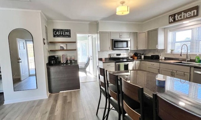 Colfax House | Mins from PTI Airport/Triad Park/market