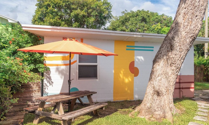 Southwest Cottage | Minutes from Downtown & Beach. Cottage on a Park in a Historic Neighborhood