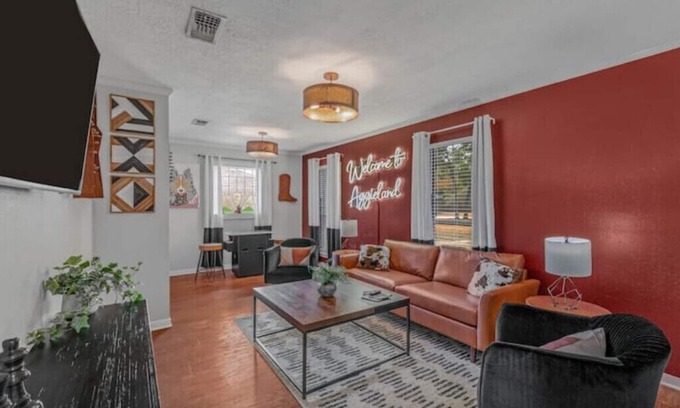 Southwood Valley House | Minutes to A&M w firepit, king beds, & arcade game