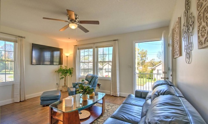 Johnson City House | Minutes to local attractions, interstates, and places of interest such as JCMC, ETSU, the the VA.