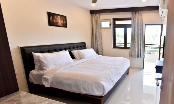 Caranzalem Apartment | Miramar Beach-side 3BHK Fully Furnished Apartment