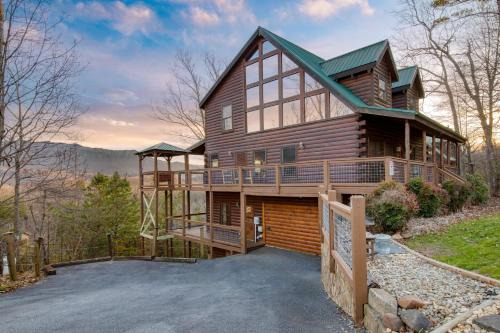 Gatlinburg - Pigeon Forge House | Misty Mountain by AvantStay Hot Tub Mountain Views Theater Pool Table