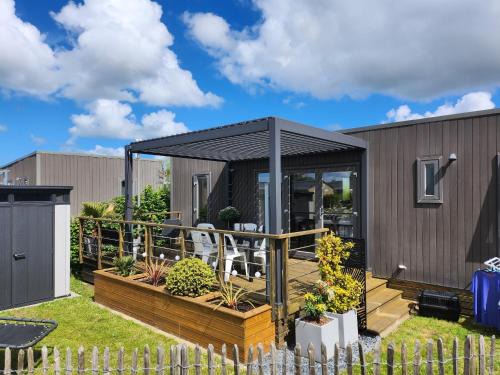Jullouville-les-Pins House | Mobil-home luxueux à Jullouville, 200m plage, piscine chauffée, pour 6 personnes - FR-1-361A-73