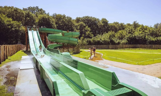 Kaatsheuvel House | Mobile-home | Comfort | 2 Bedrooms | Sleeps 4 | Raised terrace | A/C