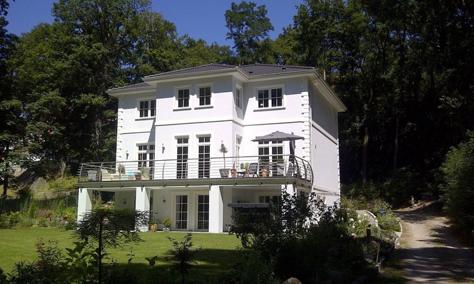 Wilhelmshorst Apartment | Modern apartment in spacious villa, 3,000 sqm property, south-facing slope, forest, WIFI