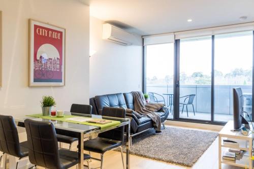 Parkville Apartment | Modern 1 Bedroom in Tranquil Parklands