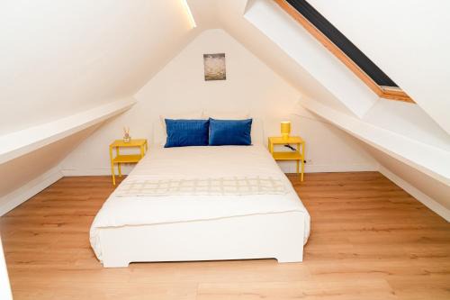 Bloemekenswijk Apartment | Modern 1BR & 1LR Apartment 15-Min Walk to Rabot