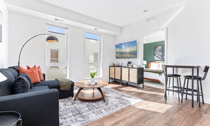 Uptown Apartment | Modern 1BR in Uptown | Walkable & Stylish