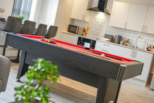 Sheffield City Centre Apartment | Modern 2 Bed Apt, 7ft Pool Table, Sheffield City Centre, FREE Parking, Netflix - Hosted by Stay Host Save