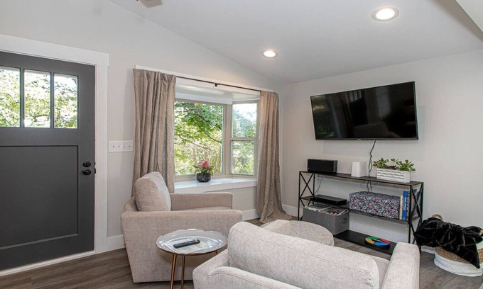 Ashley Oaks House | Modern 2 Bedroom Home in West Knoxville