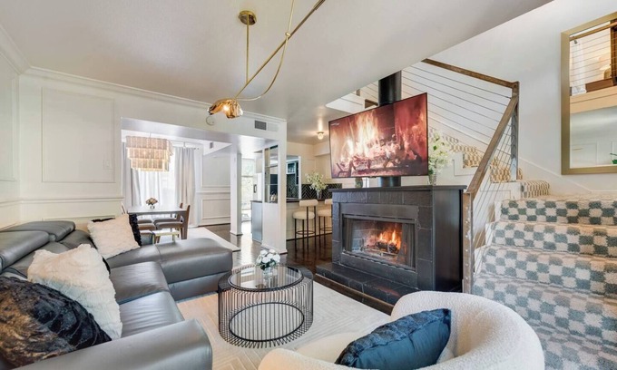 Old East Dallas Condo | Modern 2-story loft w/ 2 king beds, sleek sectional, pool access & walkable dining.