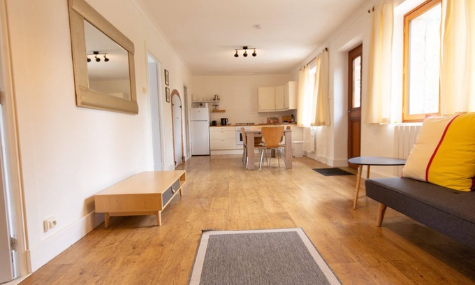 Brece Apartment | Modern 2 Twin Bed Gite can sleep up to 6