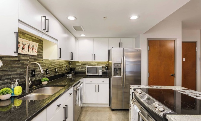 Short North Bed & Breakfast | Modern 2BR Condo w/Parking | Heart of Short North