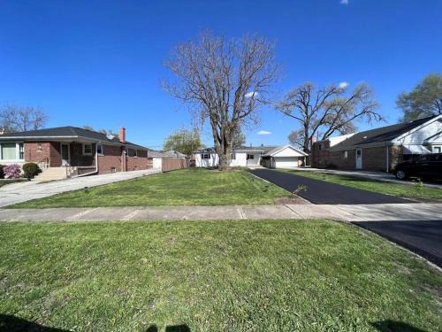 Calumet City Villa | Modern 3Bed 2Bath Cozy Ranch with DIY Art Porch