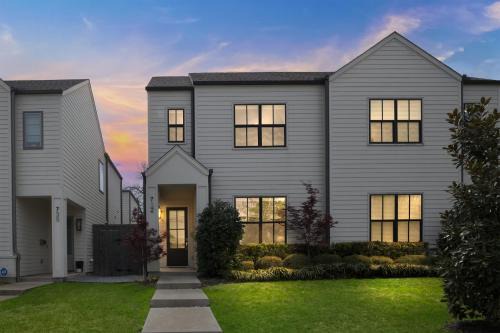 Oak Cliff Apartment | Modern 3BR in Bishop Arts - Walk to Shops & Dining Duplex