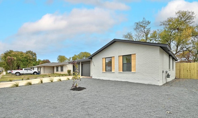 Sweetbriar House | Modern 3BR Retreat w/Pool in Central Austin