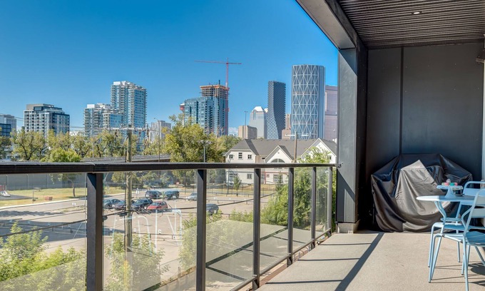 East Village Apartment | Modern 3BR unit in the heart of Calgaryn