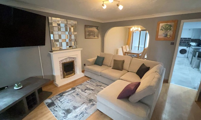 Stevenage House | Modern 4 bed house Stevenage 22mins from London King’s Cross.