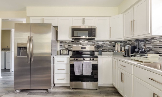 Durham House | Modern 4-Bedroom Duplex Near Duke – Private Entry & Parking for 12 guests