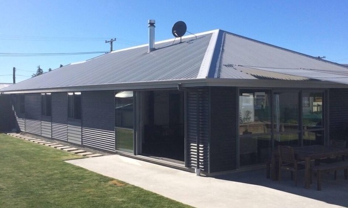 Twizel House | Modern 4 bedroom holiday home. Unlimited wifi