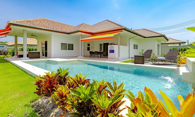 Hua Hin Villa | Modern 4 BR Pool & Tropical Garden MS-30
