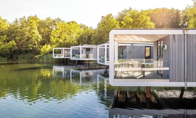 Maasbree House | Modern 4-person lodge extending 12 metres over the water, with walk-in shower, designer kitchen and stunning lakeview terrace.