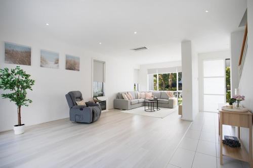 South Coogee Villa | Modern 4BR, 5Min Drive to Coogee