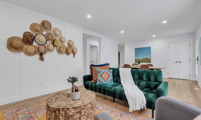 Southwest Calgary House | Modern 4BR | Main Floor King | Central + Parking, Stampede In Calgary