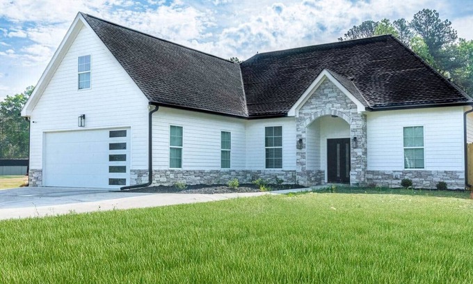 Douglasville House | Modern 4BR Retreat
