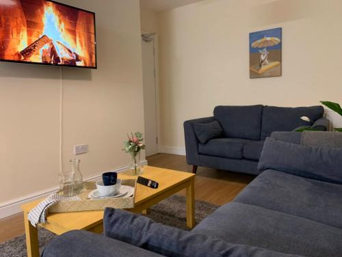 Birmingham Apartment | Modern 6-Bed-Groups-Contractors onsite Parking Vans-Cars