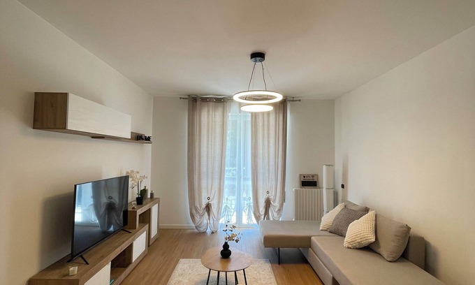 Roe Apartment | Modern Apartment 7 Minutes from Salò - Comfort and Style for Your Holiday!