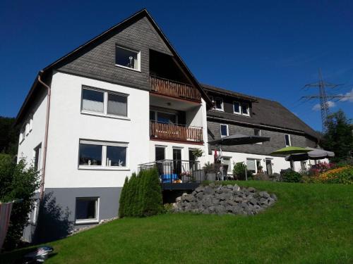 Niederberndorf Apartment | Modern Apartment in Sellinghausen with Terrace