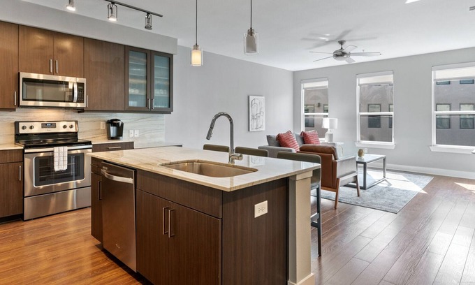 Mueller Apartment | Modern Apartment in Prime Location (ID6223)