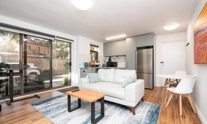 Fitzroy North Apartment | Modern Apartment opposite huge parklands