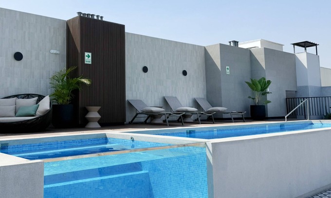 Leuro Apartment | Modern Apt 1BR, Queen Bed, Fast WiFi, Pool & Gym