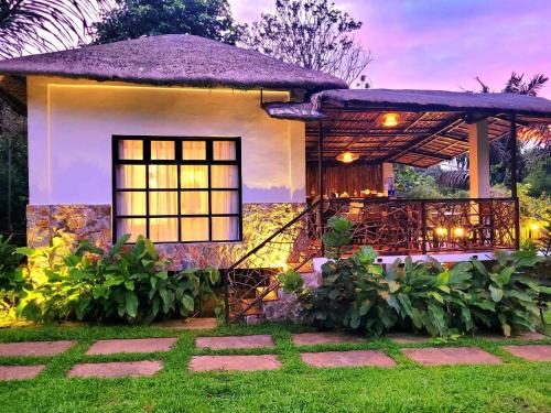 Indang House | Modern Bahay Kubo near Tagaytay - Casita Anahaw